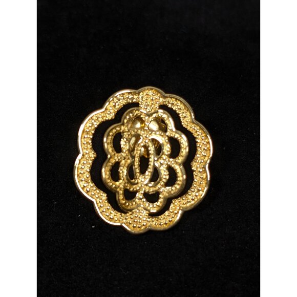 Vintage Avon Gold Tone Medallion Earrings Open Metal Work Round Flower Pierced - Picture 5 of 9